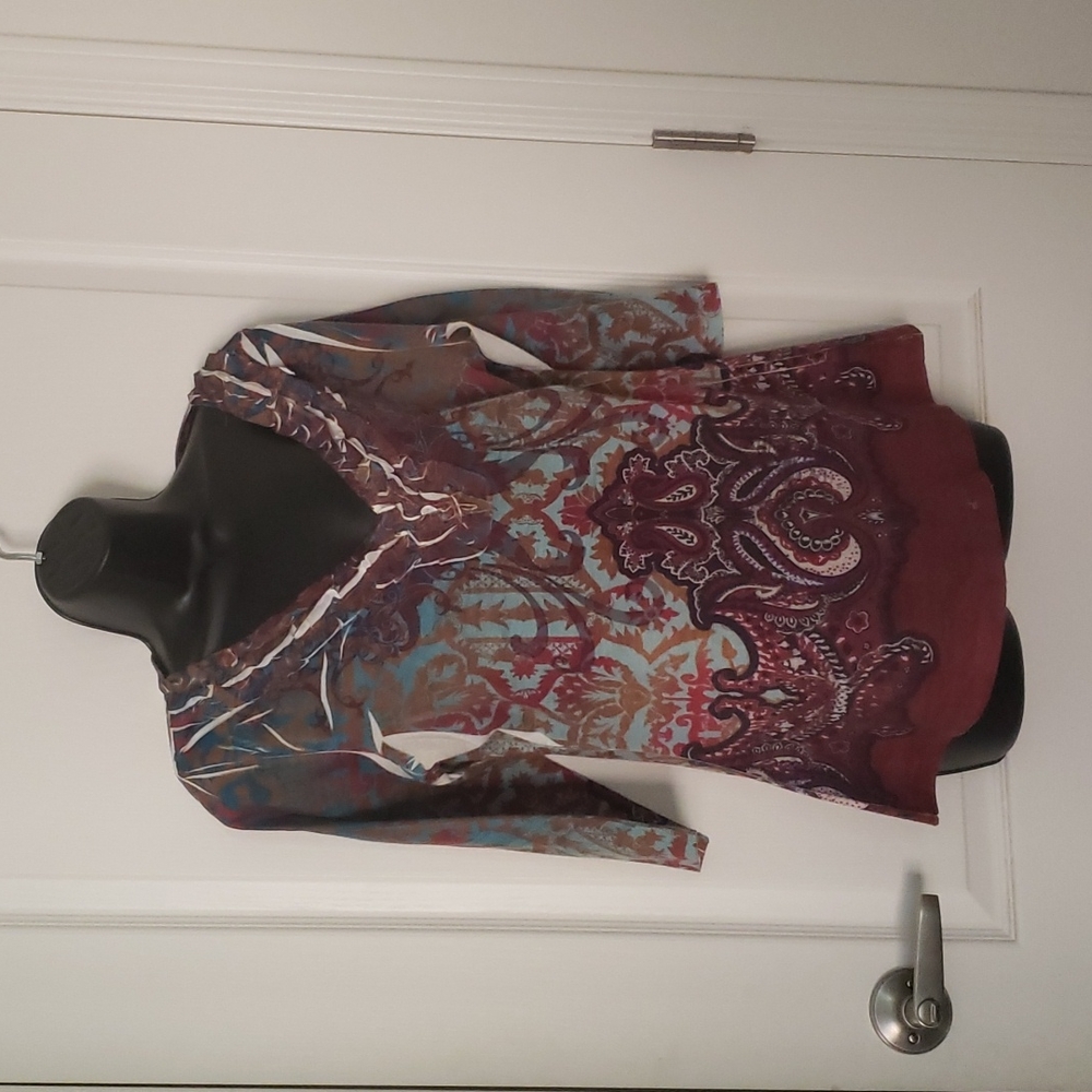 V neck with self ruffle. 3/4 sleeve